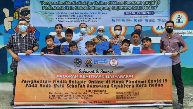 Dosen Ilmu Komunikasi FISIP UMSU Kenalkan Media Belajar Online dalam kegiatan PKM di Kampung Sejahtera Medan