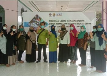 Dosen Ilmu Komunikasi Beri Pelatihan social media marketing di desa Sekoci